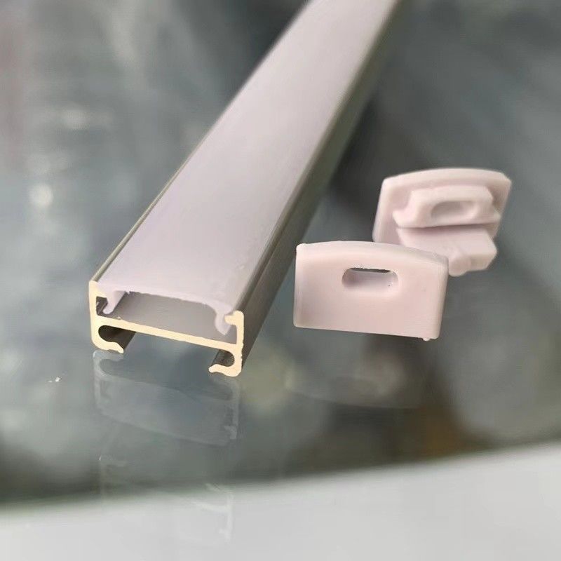 Agrafes laiteuses claires légères linéaires de montures de couverture de profil en aluminium de RoHS LED de la CE sous l'étagère de Cabinet