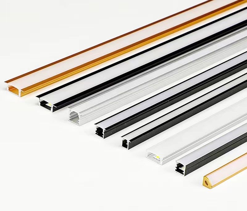 Agrafes laiteuses claires légères linéaires de montures de couverture de profil en aluminium de RoHS LED de la CE sous l'étagère de Cabinet