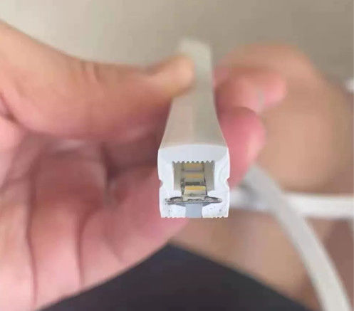 24V a mené la douille blanche de silicium des lampes au néon RGBW Flex Strip 10W 14.4W extérieurs que d'intérieur dénoyautent