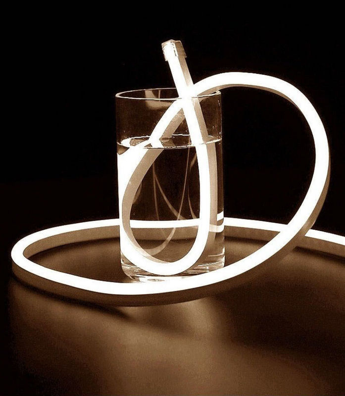 La courbure au néon de côté supérieur de Flex Tube de lumière de corde allumant le câble du silicone 24V a mené la corde au néon